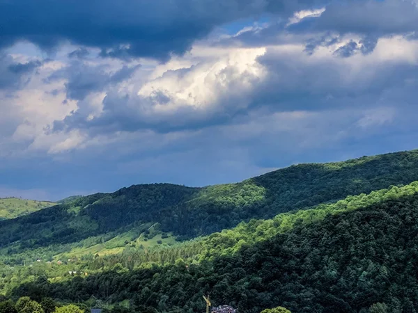 Cárpatos montanhas paisagem vista em Yaremche — Fotografia de Stock