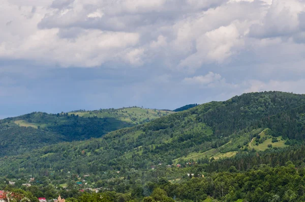 Karpat Dağları Yaremche görünümünde manzara