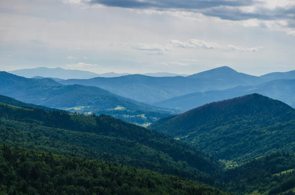 Cárpatos montanhas paisagem vista em Yaremche — Fotografia de Stock