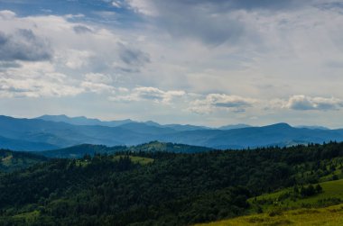 Karpat Dağları Yaremche görünümünde manzara