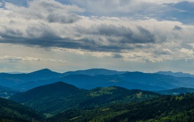 Karpat Dağları Yaremche görünümünde manzara