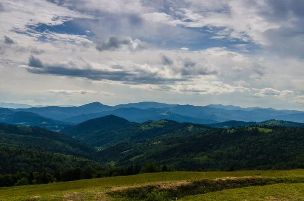 Karpaten landschap weergave in Yaremche — Stockfoto