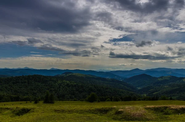 Cárpatos montanhas paisagem vista em Yaremche — Fotografia de Stock