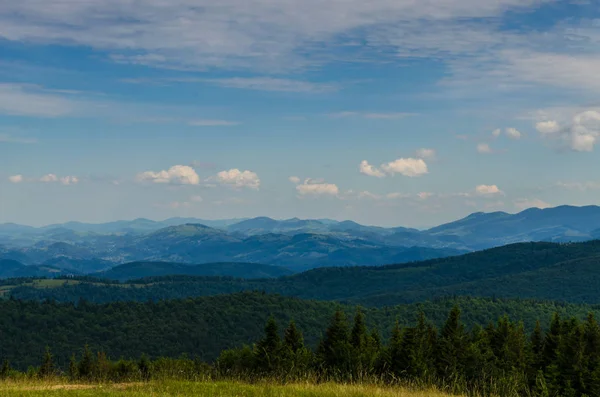 Карпатские горы с видом на Яремче — стоковое фото
