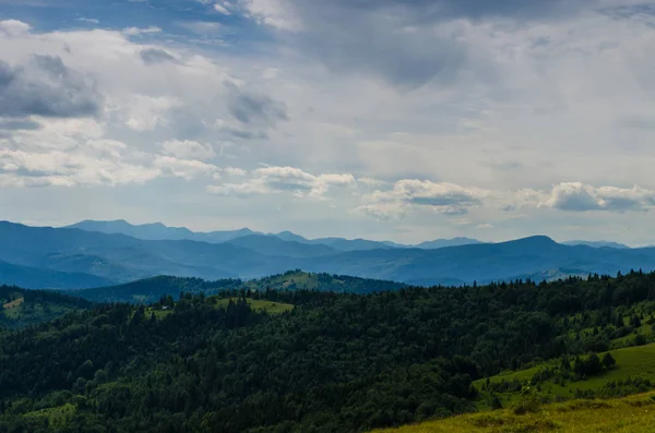 Karpat Dağları Yaremche görünümünde manzara