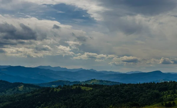 Карпатские горы с видом на Яремче — стоковое фото