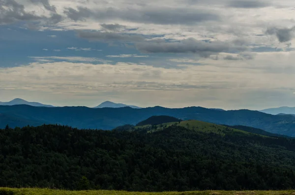 Cárpatos montanhas paisagem vista em Yaremche — Fotografia de Stock