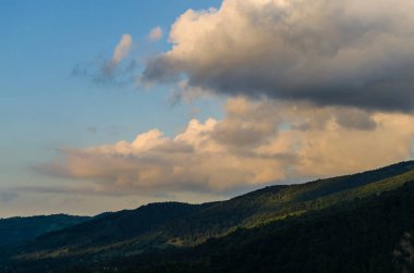 Ukraynalı Karpat Dağları peyzaj Yaremche günbatımında sırasında