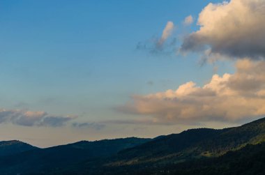Ukraynalı Karpat Dağları peyzaj Yaremche günbatımında sırasında