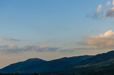 Ukraynalı Karpat Dağları peyzaj Yaremche günbatımında sırasında