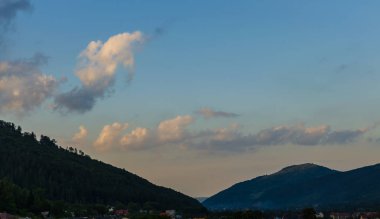 Ukraynalı Karpat Dağları peyzaj Yaremche günbatımında sırasında