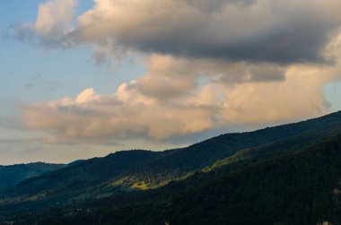 Ukraynalı Karpat Dağları peyzaj Yaremche günbatımında sırasında