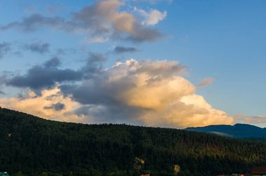 Ukraynalı Karpat Dağları peyzaj Yaremche günbatımında sırasında