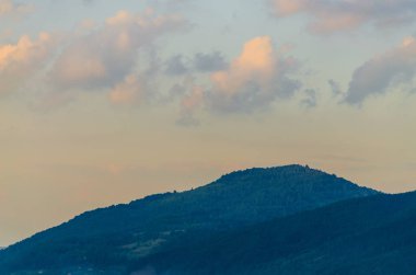 Ukraynalı Karpat Dağları peyzaj Yaremche günbatımında sırasında