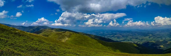 Krajobraz gór Karpat ukraińskich — Zdjęcie stockowe