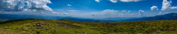 Paisagem das montanhas dos Cárpatos ucranianos — Fotografia de Stock