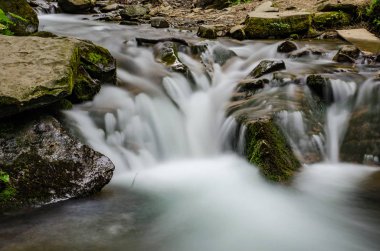 Manzara şelale Shypit uzun pozlama üzerinde Ukrayna Karpat Dağları