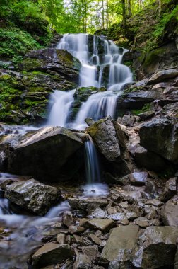 Manzara şelale Shypit uzun pozlama üzerinde Ukrayna Karpat Dağları