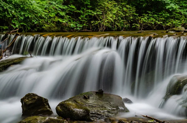 Manzara şelale Shypit uzun pozlama üzerinde Ukrayna Karpat Dağları
