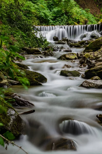 Manzara şelale Shypit uzun pozlama üzerinde Ukrayna Karpat Dağları