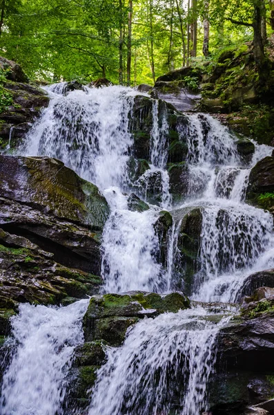 Manzara şelale Shypit uzun pozlama üzerinde Ukrayna Karpat Dağları