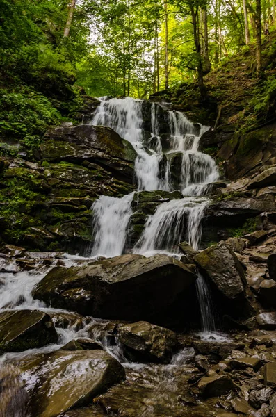 Manzara şelale Shypit uzun pozlama üzerinde Ukrayna Karpat Dağları