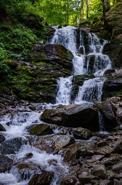 Manzara şelale Shypit uzun pozlama üzerinde Ukrayna Karpat Dağları