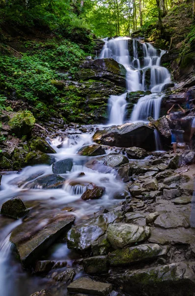 Manzara şelale Shypit uzun pozlama üzerinde Ukrayna Karpat Dağları
