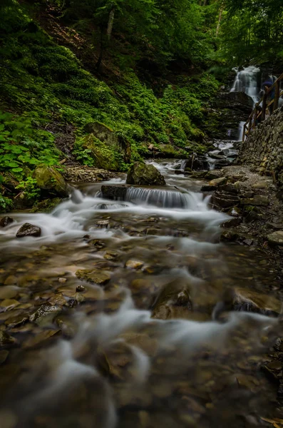 Paisaje de la cascada Shypit en las montañas de los Cárpatos de Ucrania en la larga exposición — Foto de Stock