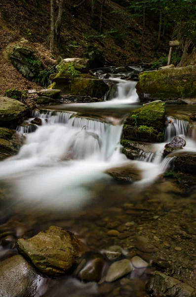 Manzara şelale Shypit uzun pozlama üzerinde Ukrayna Karpat Dağları