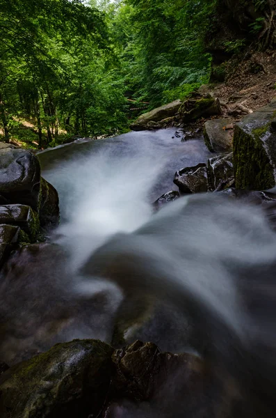 Paisaje de la cascada Shypit en las montañas de los Cárpatos de Ucrania en la larga exposición — Foto de Stock