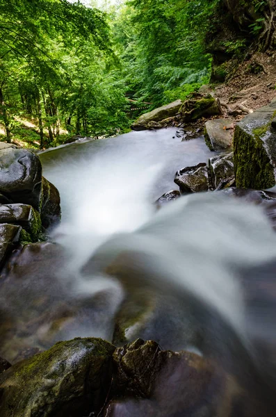 Manzara şelale Shypit uzun pozlama üzerinde Ukrayna Karpat Dağları