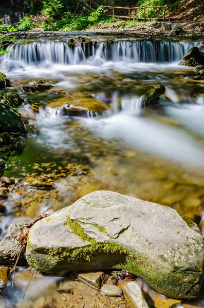 Landschaft von Wasserfall Shypit in den ukrainischen Karpaten auf der Langzeitbelichtung — Stockfoto