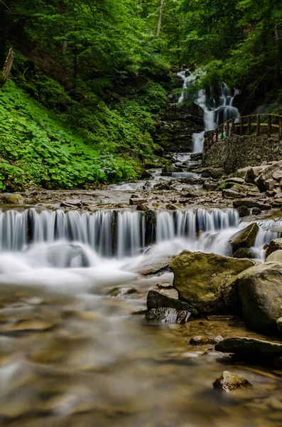 Landschaft von Wasserfall Shypit in den ukrainischen Karpaten auf der Langzeitbelichtung — Stockfoto