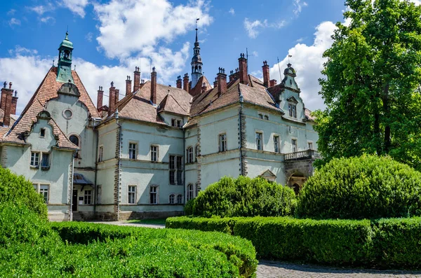 Background of Shenborn Castle in the Ukrainian carpathian mountains — Stock Photo, Image