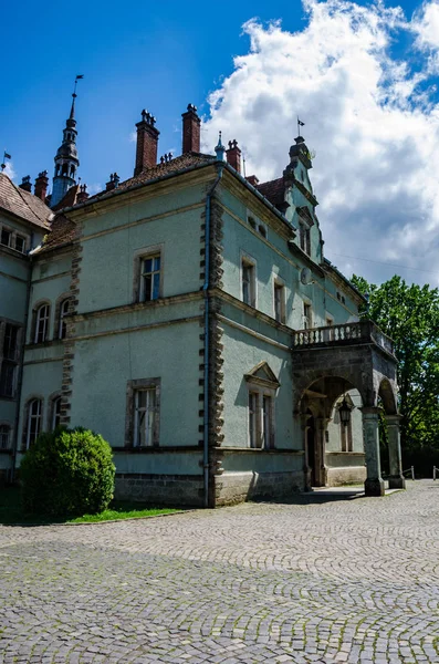 Fundo do Castelo de Shenborn nas montanhas dos Cárpatos Ucranianos — Fotografia de Stock