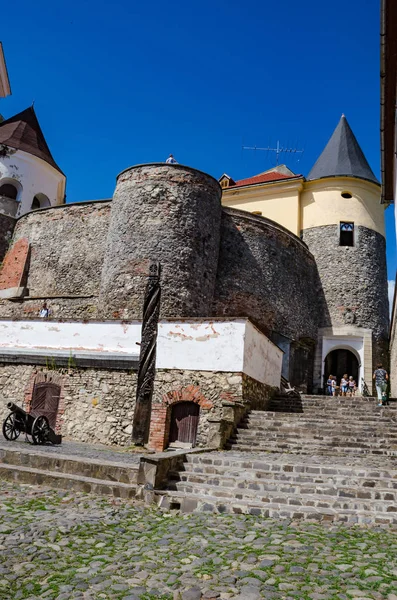 Fundo do Castelo de Shenborn nas montanhas dos Cárpatos Ucranianos — Fotografia de Stock