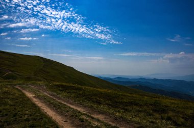 Arka plan manzara Ukrayna Karpat Dağları ile Pylypets Köyü