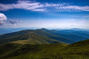 Arka plan manzara Ukrayna Karpat Dağları ile Pylypets Köyü