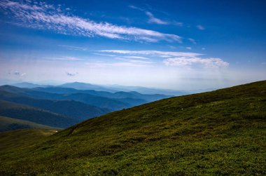 Arka plan manzara Ukrayna Karpat Dağları ile Pylypets Köyü