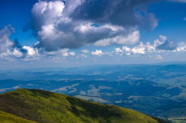 Arka plan manzara Ukrayna Karpat Dağları ile Pylypets Köyü