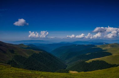 Arka plan manzara Ukrayna Karpat Dağları ile Pylypets Köyü