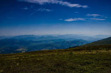 Arka plan manzara Ukrayna Karpat Dağları ile Pylypets Köyü