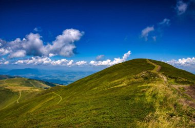 Arka plan manzara Ukrayna Karpat Dağları ile Pylypets Köyü