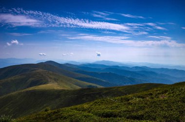 Arka plan manzara Ukrayna Karpat Dağları ile Pylypets Köyü