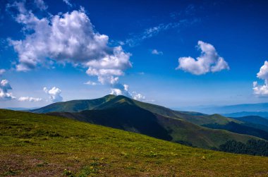 Arka plan manzara Ukrayna Karpat Dağları ile Pylypets Köyü