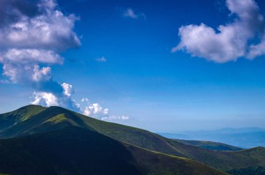 Arka plan manzara Ukrayna Karpat Dağları ile Pylypets Köyü