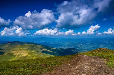 Arka plan manzara Ukrayna Karpat Dağları ile Pylypets Köyü