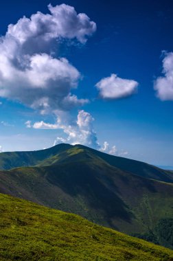 Arka plan manzara Ukrayna Karpat Dağları ile Pylypets Köyü