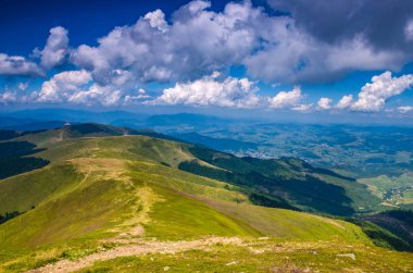 Arka plan manzara Ukrayna Karpat Dağları ile Pylypets Köyü